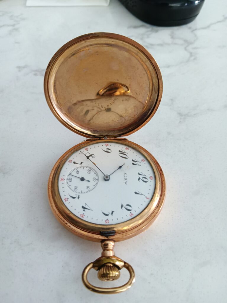 A Fine Quality Antique circa 1900-1909 (1901) Pocket Watch made by Elgin Watch Company Gold Filled Watch 17J Art Nouveau In Good condition Gold-copper-brass